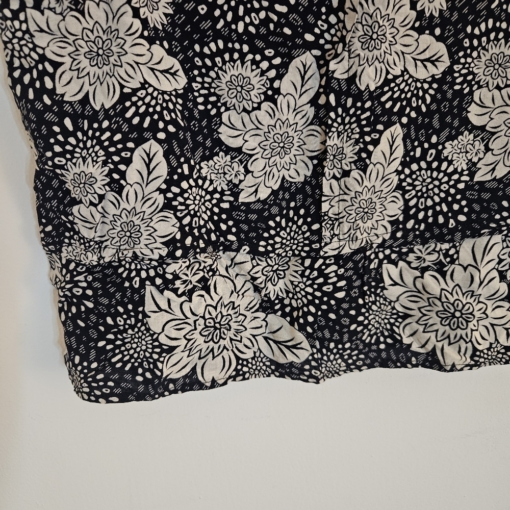 🔥Floral Print V-Neck Sleeveless Black/White Tank Top Shirt - Picture 4 of 6